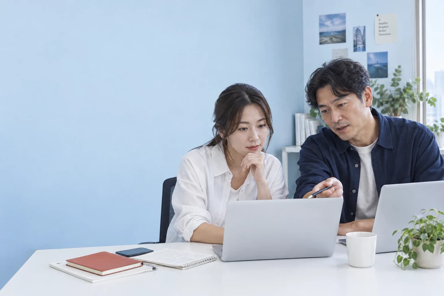 노트북을 함께 보며 진행하는 1:1 코딩 코칭 콘셉트 이미지